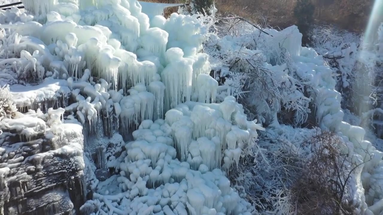 山东枣庄山亭区老朴山一处山崖上的冰挂美景视频素材