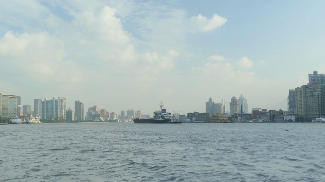 船在河上航行，背景是高楼大厦视频素材