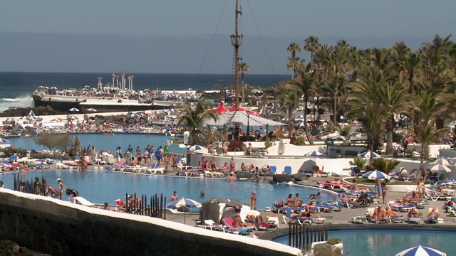 People enjoying the pool in Puerto de La Cruz, Tenerife, Spain,视频素材
