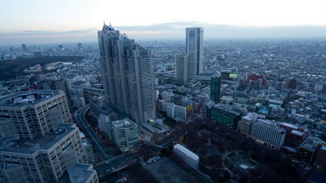 东京新宿的摩天大楼从黄昏到夜晚视频素材