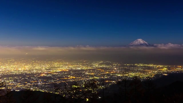 夜晚从甘利山拍摄的富士山延时照片视频素材
