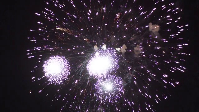 日本天空中燃放的烟花视频素材