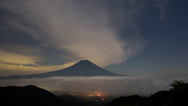 在夜间，从猪头山口拍摄的富士山的延时照片视频素材