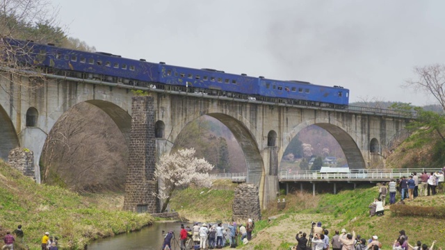 蒸汽机车Ginga在岩手的巨型桥梁上行驶，日本视频素材