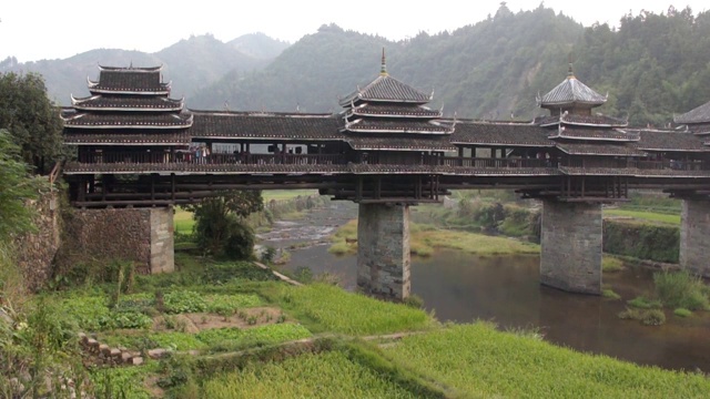 风雨桥，侗族人在三江侗族自治县，中国广西视频下载