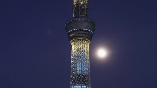被照亮的东京天空树塔和天空中的满月视频购买