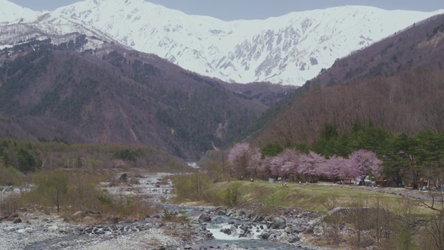 白波山脉和松川河视频素材