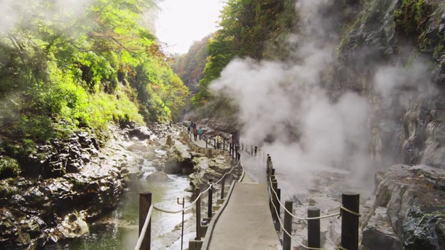 在日本秋田县的小水教温泉冒出的蒸汽视频下载