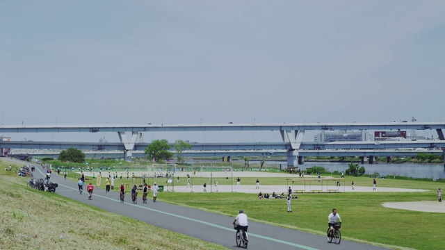 日本东京，人们在荒川河边享受运动视频素材