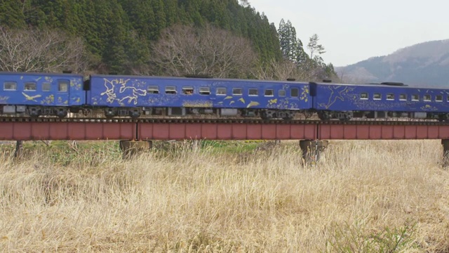 Steam locomotive Ginga travelling with black smoke in Iwate, Japan视频素材