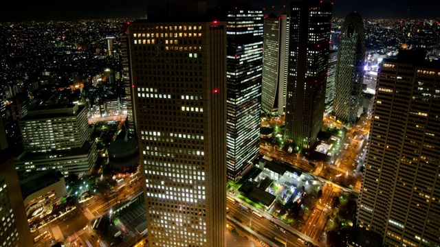 夜间东京新宿的摩天大楼视频素材