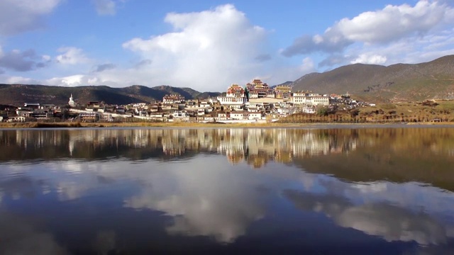 Ganden Sumtseling Monastery, Shangri-La, Yunnan, China视频素材