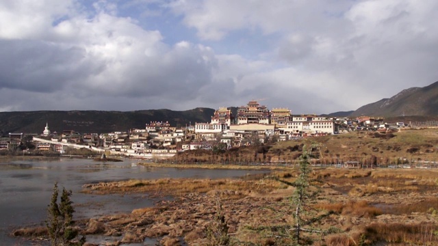 Ganden Sumtseling Monastery, Shangri-La, Yunnan, China视频素材