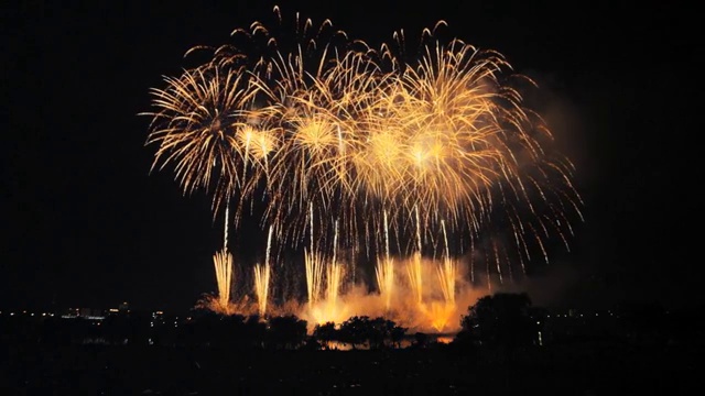 Fireworks displayed at sky in Japan视频下载