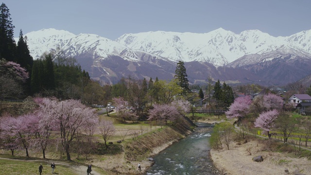 白波山脉和姬川河视频素材
