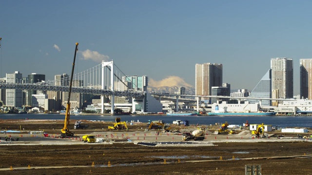 日本东京的彩虹桥和建筑工地视频素材