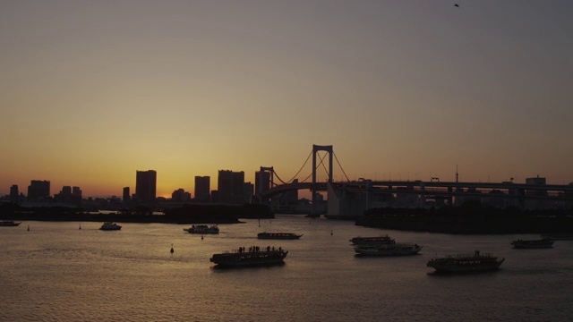 日本东京，台场，东京湾漂浮的船只视频素材