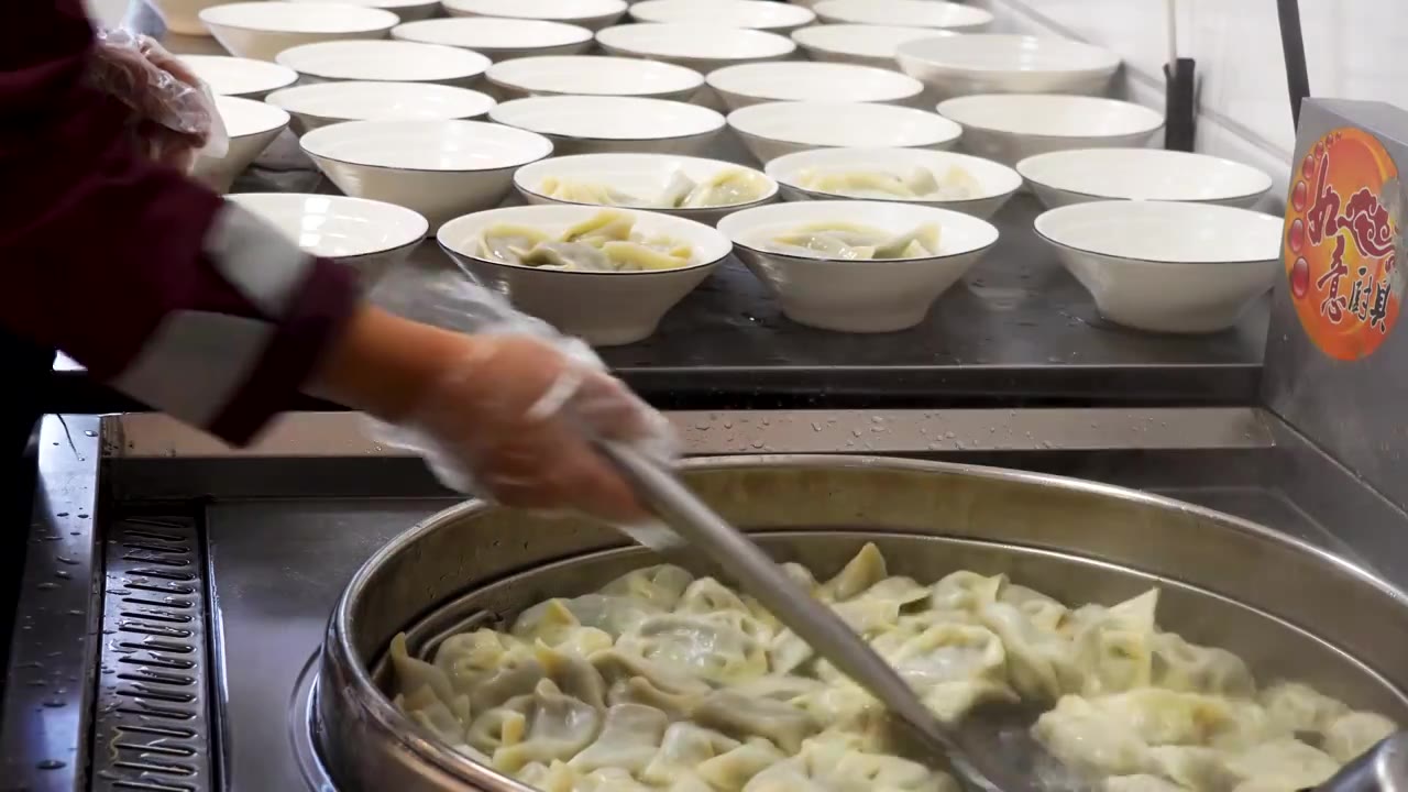 沸腾的水饺的人间烟火气，煮熟的饺子出锅装碗视频下载