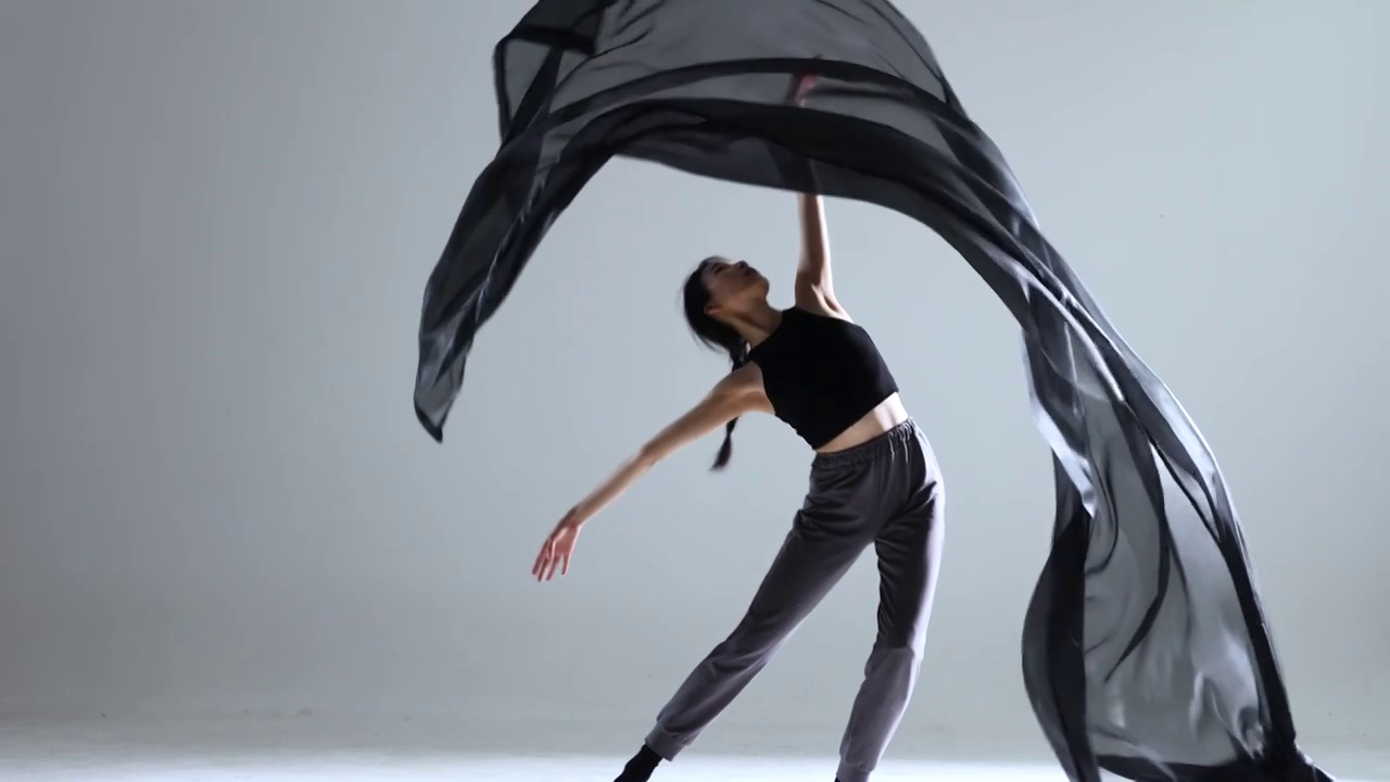 现代舞：美女舞者与黑色薄纱视频下载