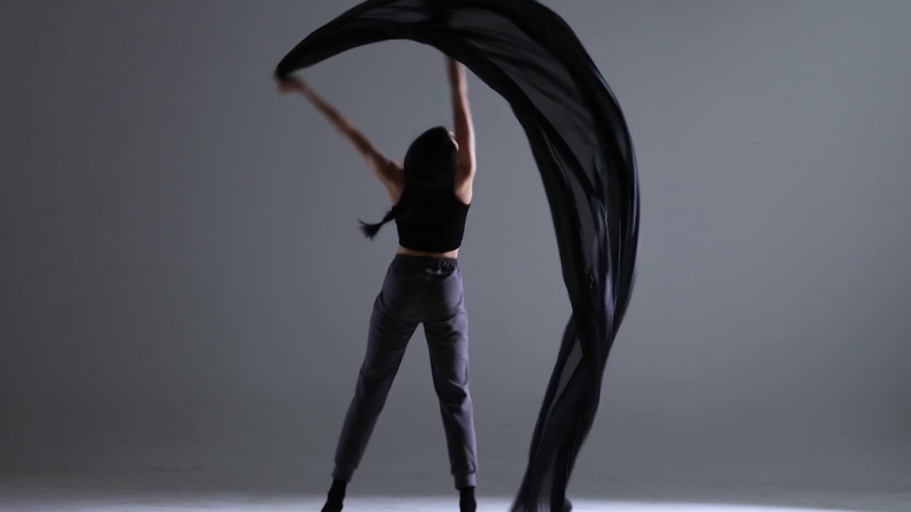 现代舞：美女舞者与黑色薄纱视频下载
