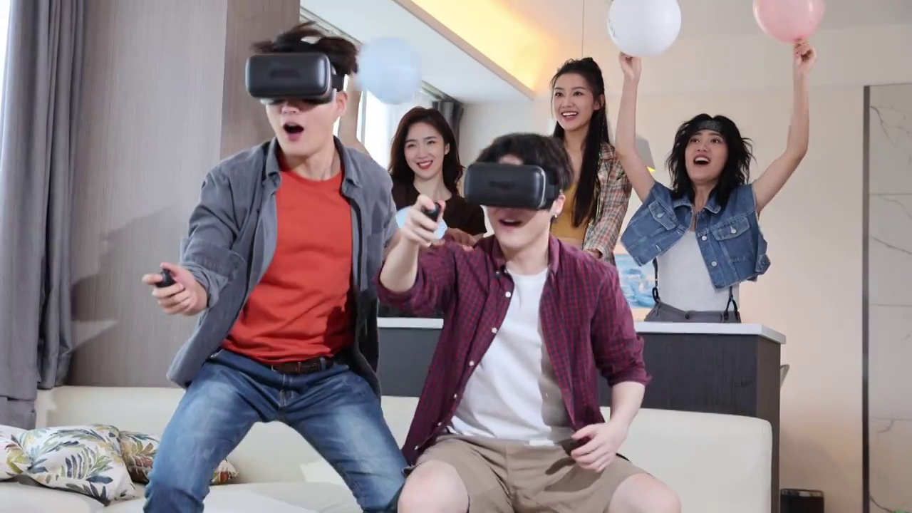 年轻朋友们在家里聚会玩VR游戏视频素材