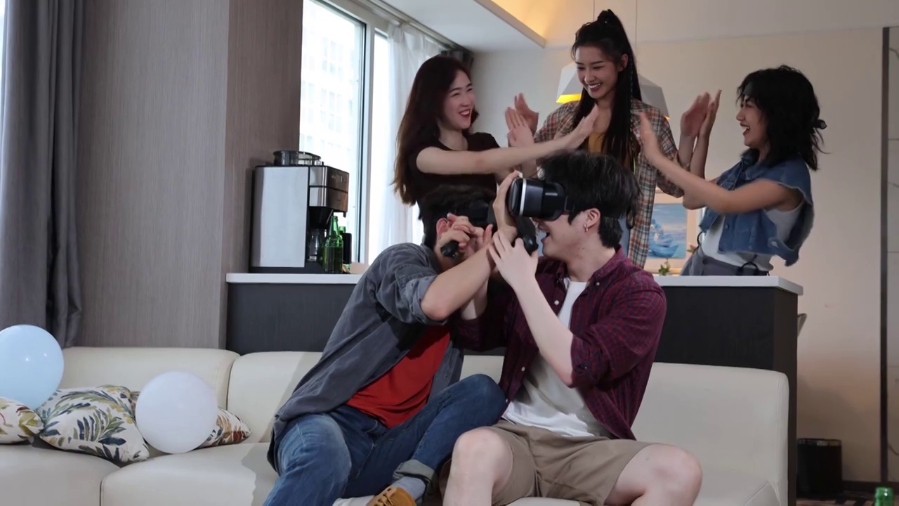年轻朋友们在家里聚会玩VR游戏视频下载