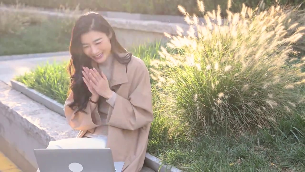 高知商务女子坐在户外办公园区使用笔记本电脑视频工作视频下载