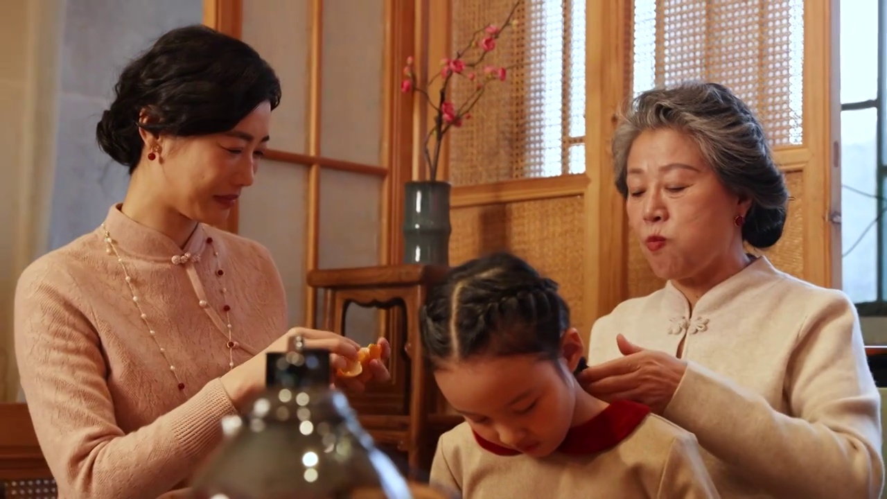 春节一家人围炉煮茶聊天、玩围棋视频下载