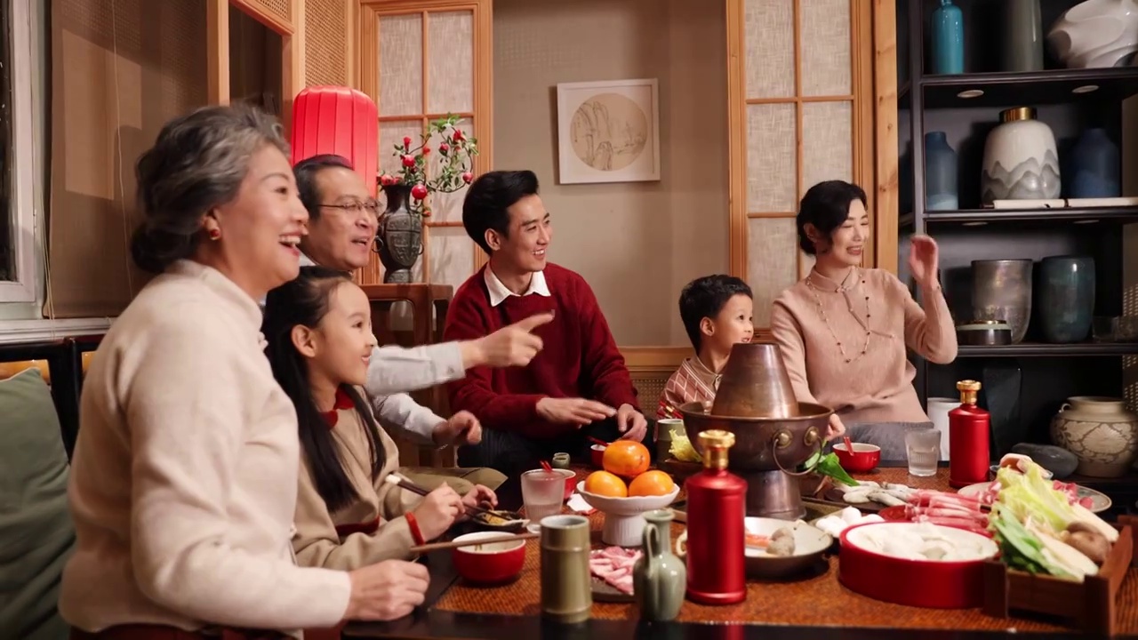 幸福家庭过年吃火锅,一起看电视——春节晚会视频下载