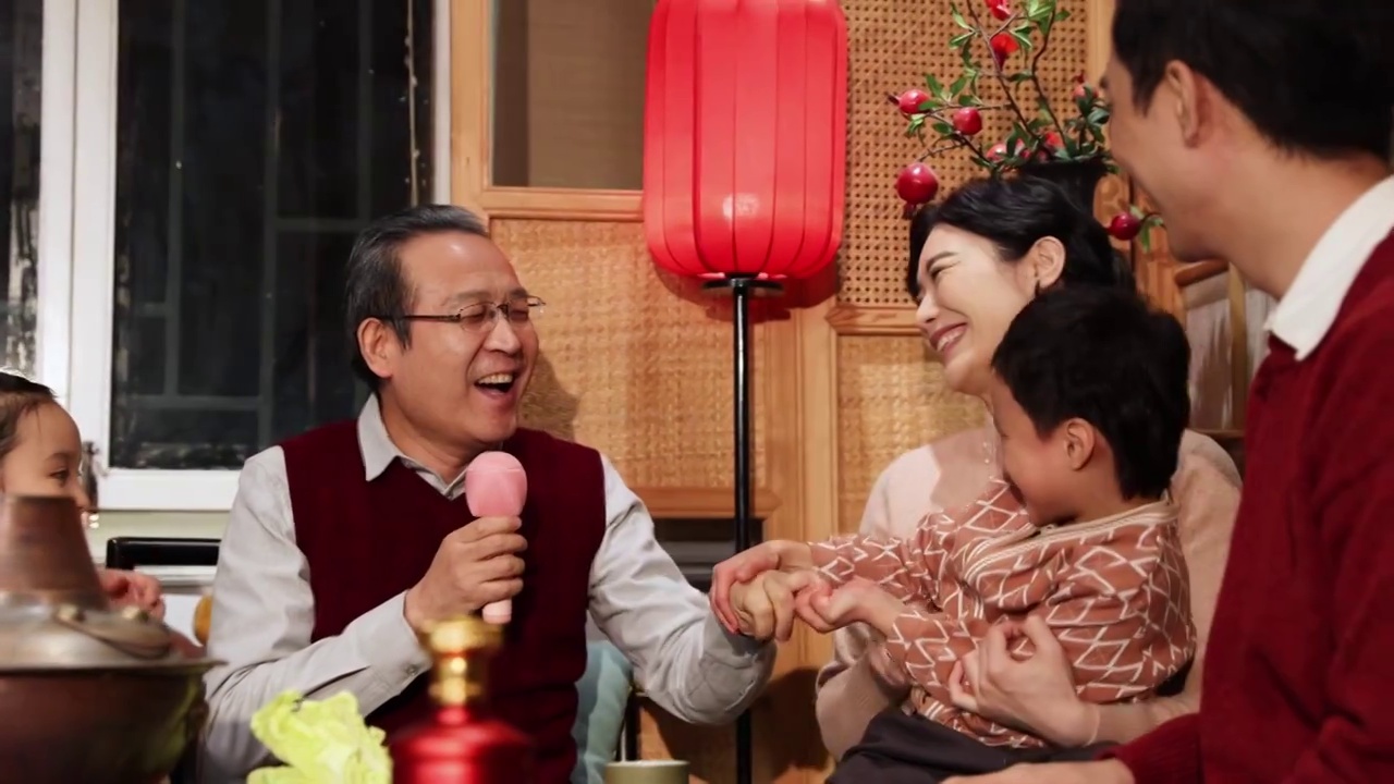幸福家庭过年吃团圆饭,一起唱歌庆祝春节视频下载
