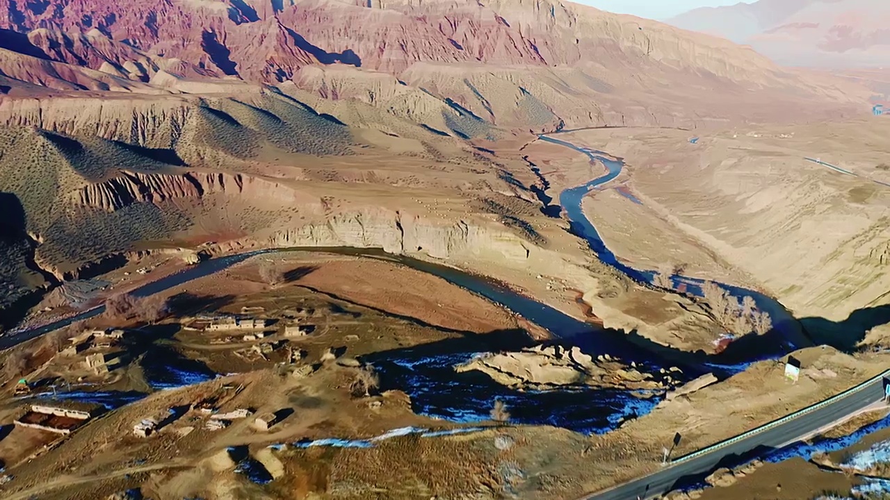 航拍中国新疆昌吉S101国防公路卡拉扎祖山硫磺沟乾坤湾视频素材