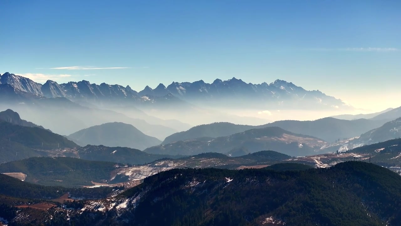 航拍雪山和森林的景观雪山有薄雾的画面视频下载
