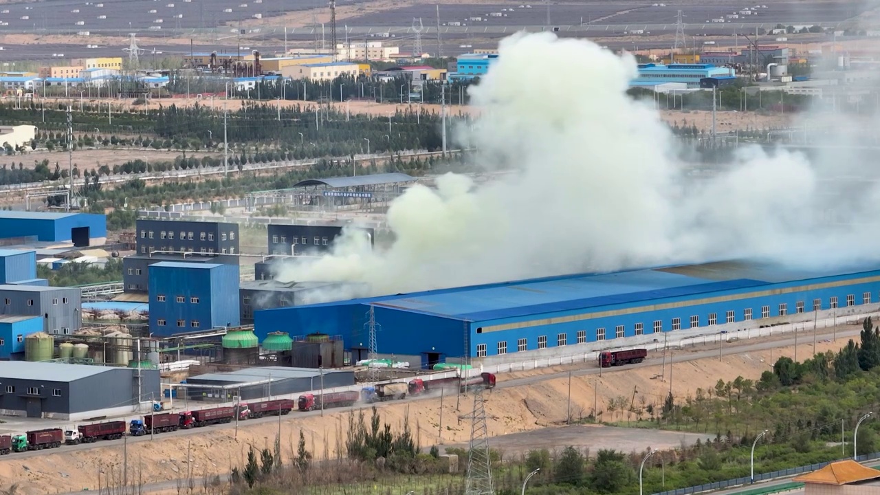 航拍化工厂爆炸排放的黄色气体烟雾视频下载