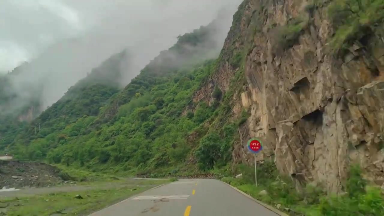 川西自驾游丹巴藏寨乡村公路视频素材