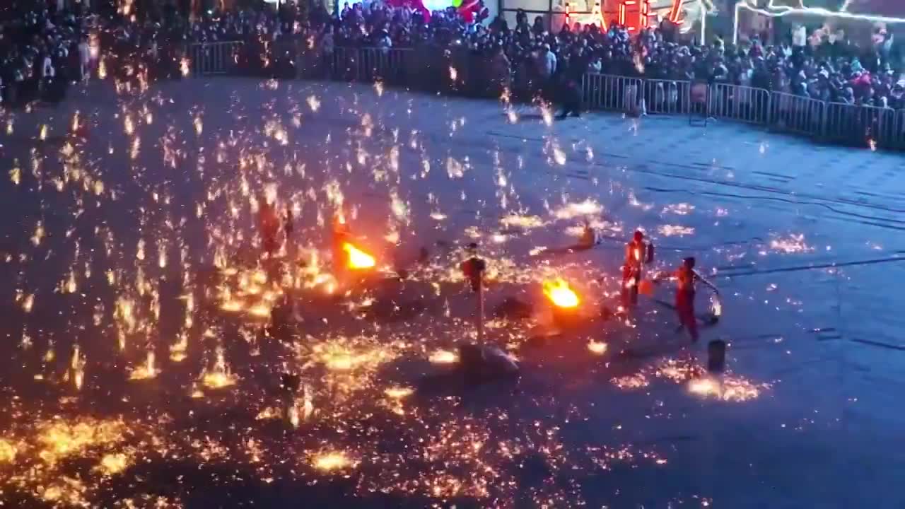 徐州弘阳广场新年跨年夜传统非遗打铁花表演慢动作航拍视频下载