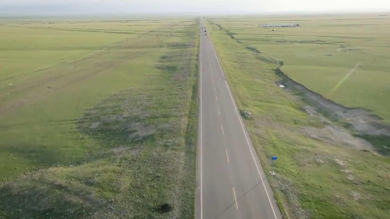 巴音布鲁克大草原，30公里长的大直道日落时光视频下载