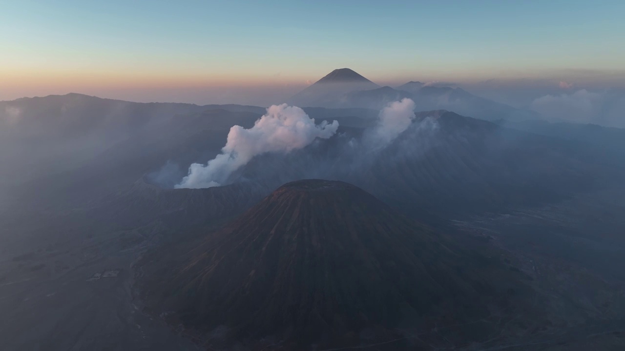 印尼爪哇岛bromo布罗莫火山日出航拍自然风光视频素材