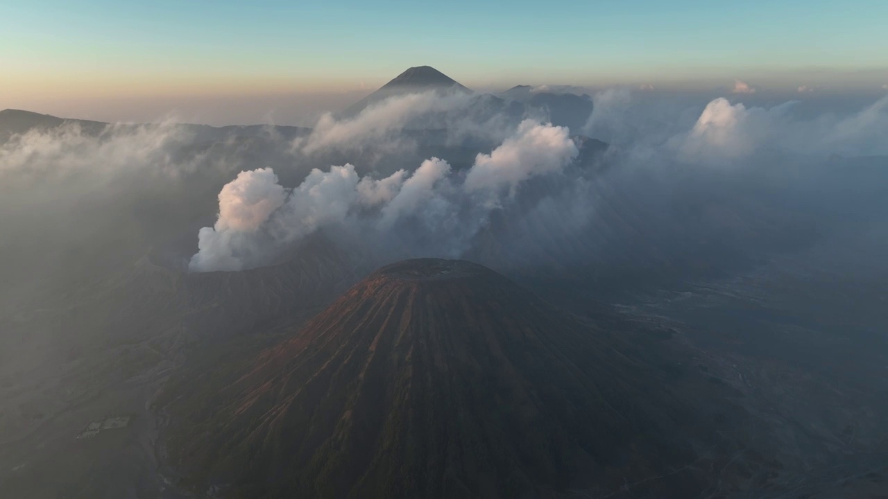 印尼爪哇岛bromo布罗莫火山日出航拍自然风光视频素材