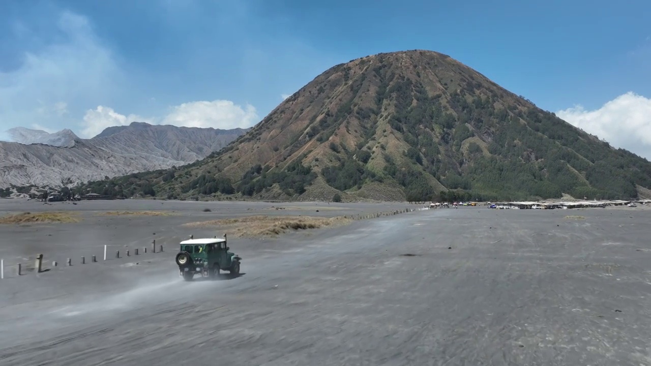 汽车行驶在印尼爪哇岛布罗莫火山沙海荒漠视频素材