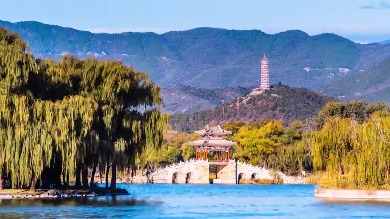 中国北京颐和园柳桥与玉峰塔风光延时摄影视频下载