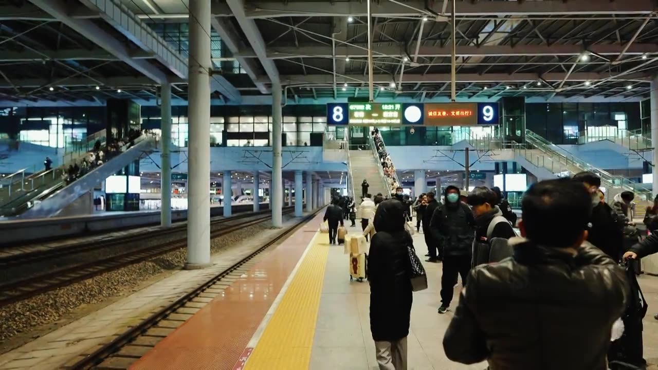 火车站站台上等候上车的乘客和动车高铁进站视频下载