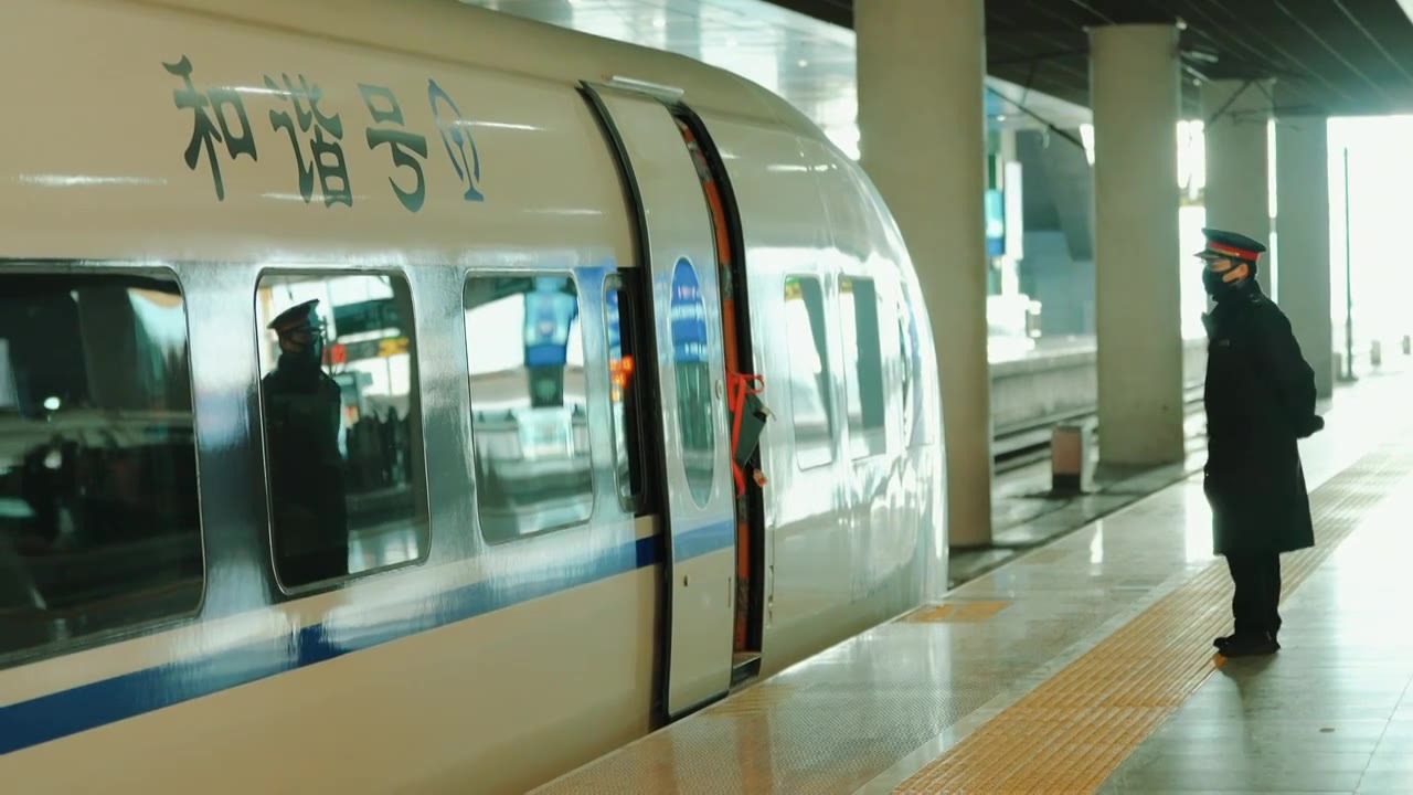 火车站站台上等候上车的乘客和动车高铁进站视频下载