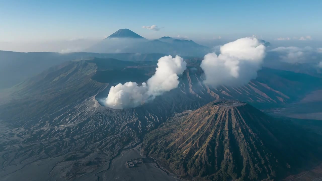 原创 印尼爪哇岛布罗莫火山延时航拍风光视频素材