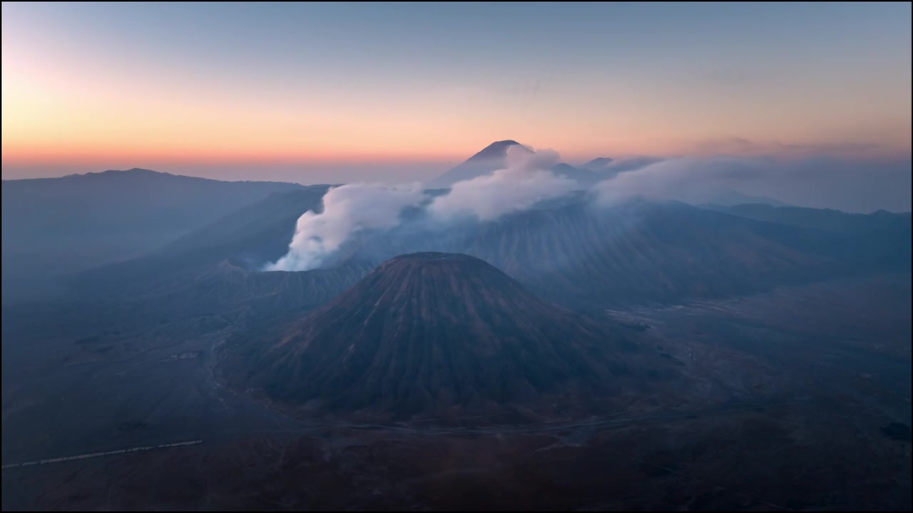 原创 印尼爪哇岛布罗莫火山延时航拍风光视频素材
