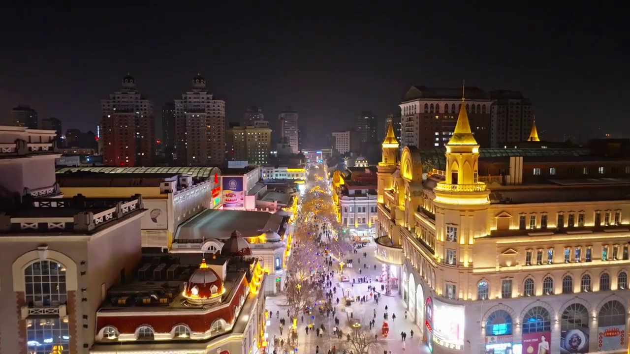 中国黑龙江哈尔滨中央大街夜晚雪景航拍视频素材