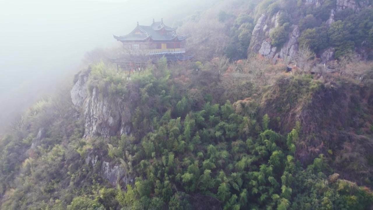 航拍坐落在悬崖上的寺庙险峻水墨中国风风景视频素材