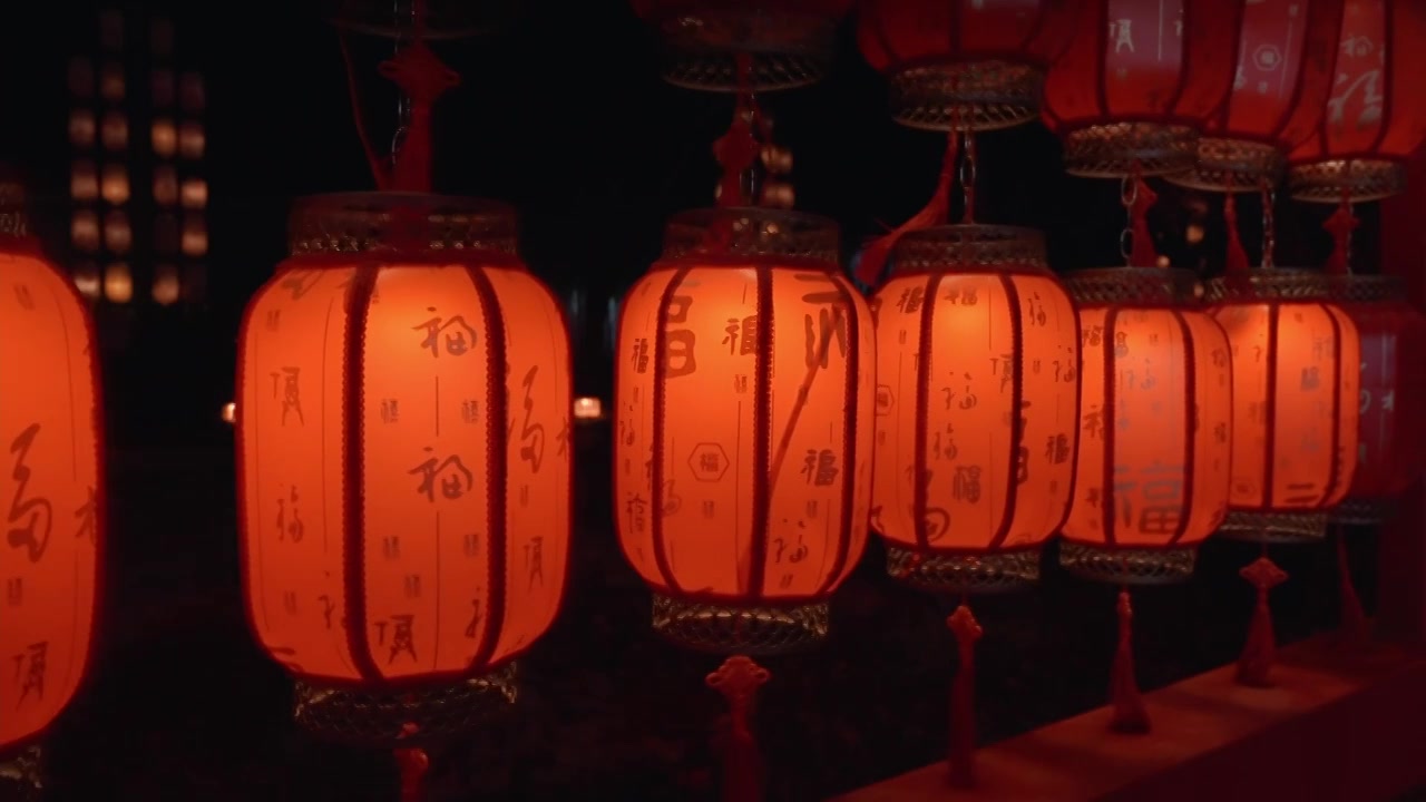 新年夜晚点亮的红色灯笼视频素材