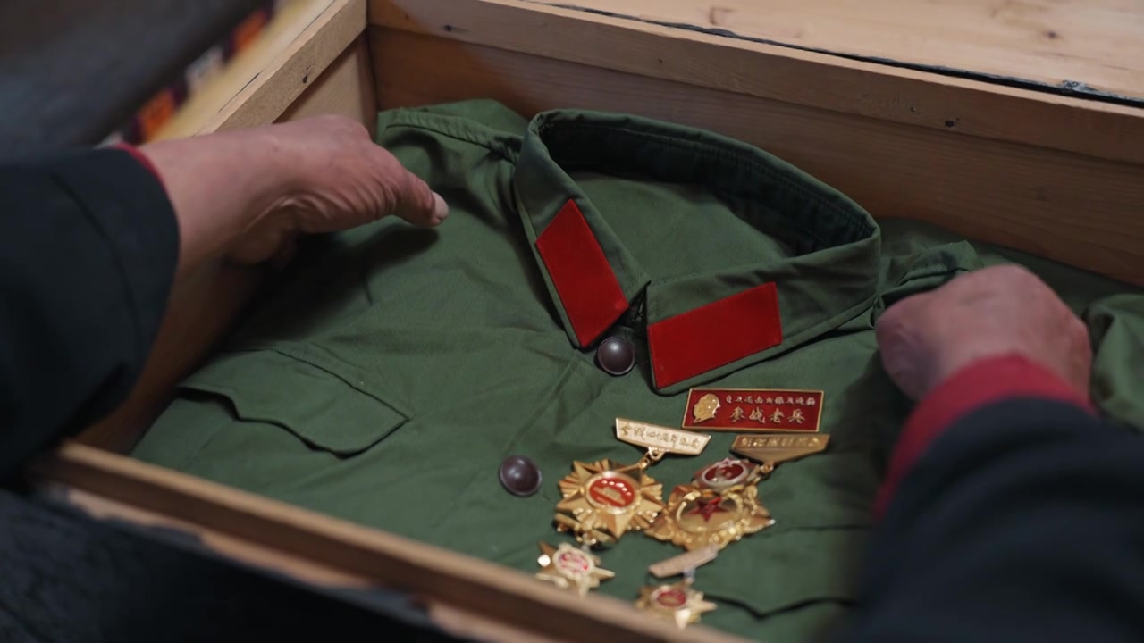 收藏箱子里牺牲的战友老照片老军装荣誉勋章视频下载