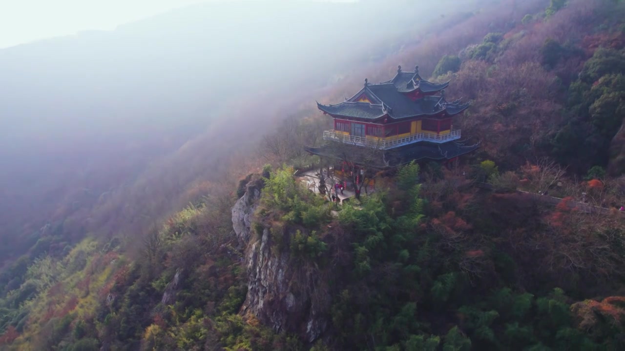 航拍坐落在悬崖上的寺庙险峻水墨中国风风景视频素材