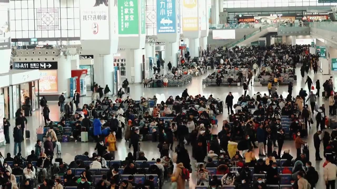 火车站里候车区等着检票的乘客人群视频下载